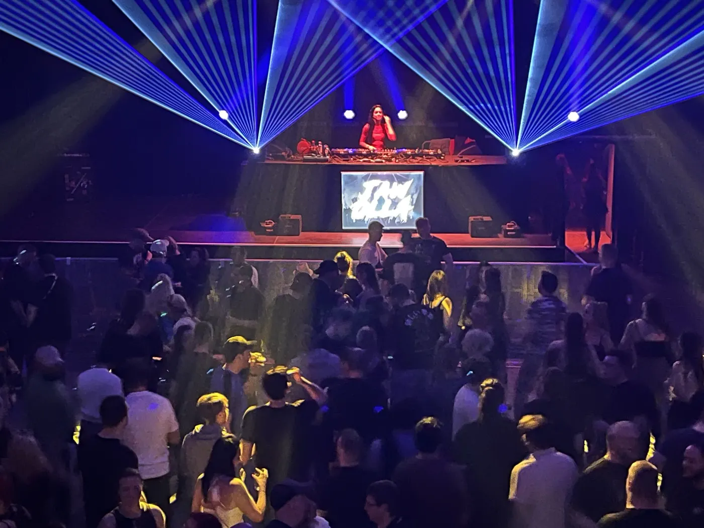 Mia Amare live im Kesselhaus, Laser und volle Tanzfläche